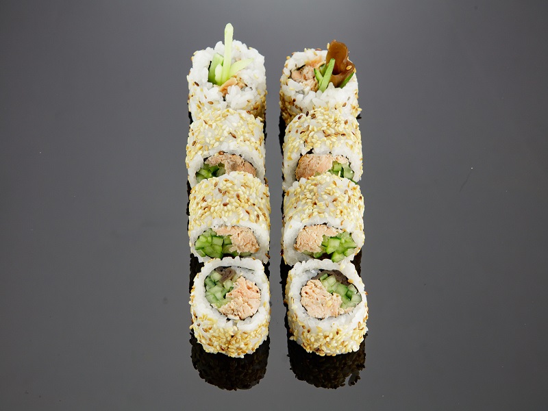 California maki - pieczony łosoś
