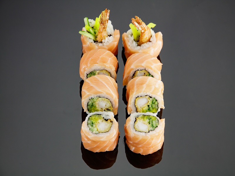 Dragon maki - krewetka w tempurze  + łosoś na zewnątrz